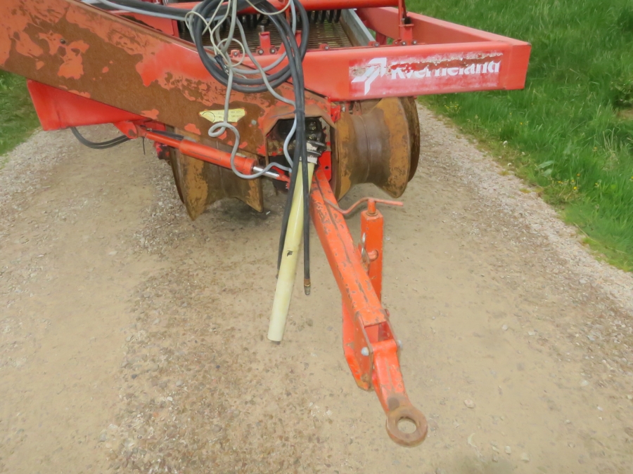 5217 Kverneland Underhaug UN2200 potato harvester