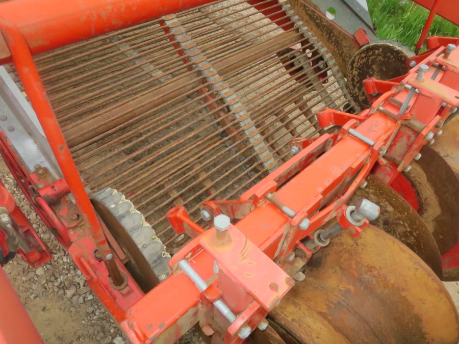 5217 Kverneland Underhaug UN2200 potato harvester