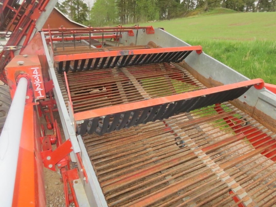 5217 Kverneland Underhaug UN2200 potato harvester
