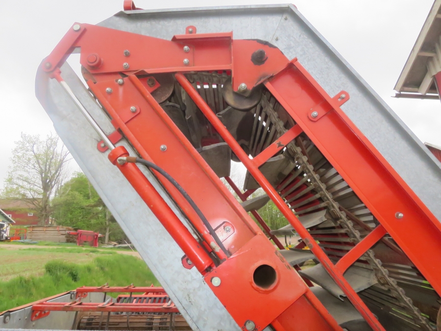 5217 Kverneland Underhaug UN2200 potato harvester