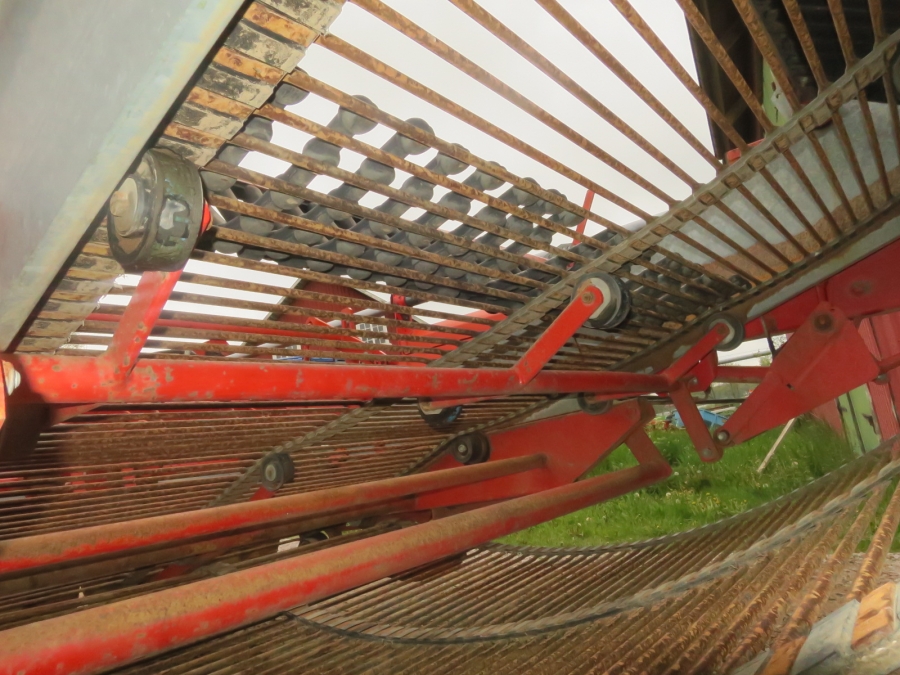 5217 Kverneland Underhaug UN2200 potato harvester
