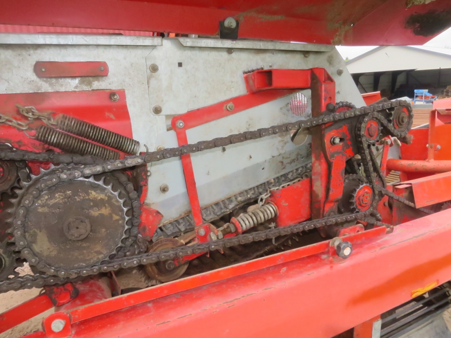 5217 Kverneland Underhaug UN2200 potato harvester