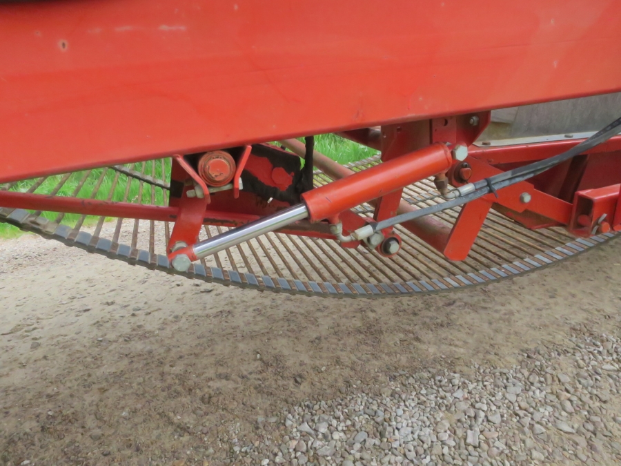 5217 Kverneland Underhaug UN2200 potato harvester