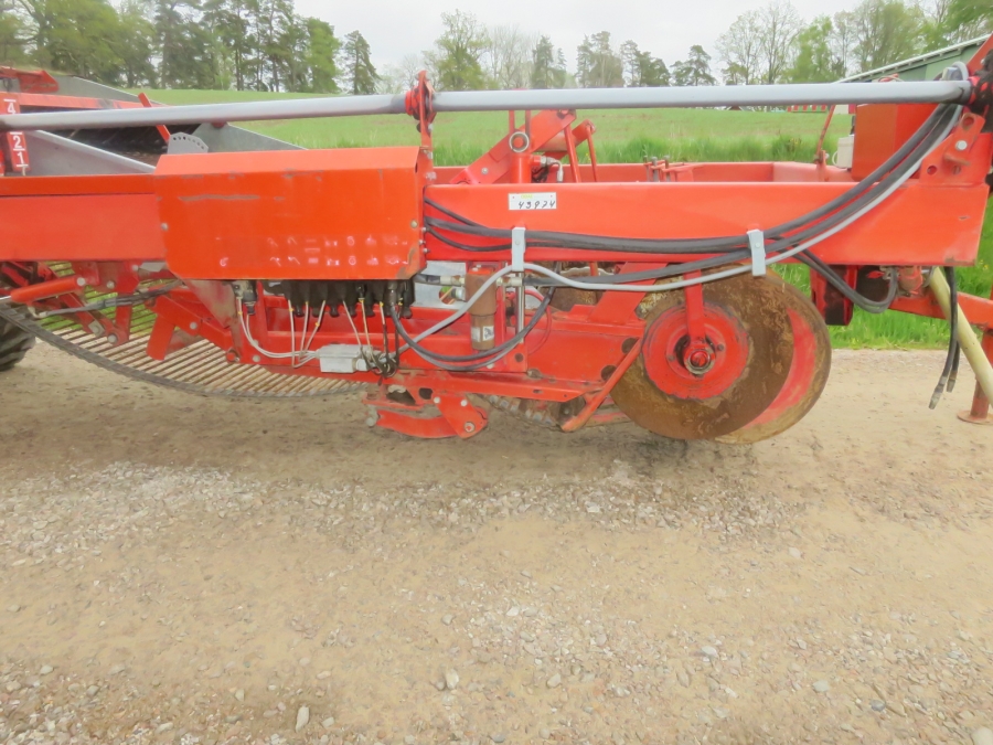 5217 Kverneland Underhaug UN2200 potato harvester
