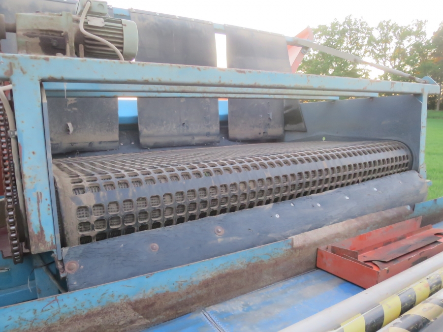 5241 EMVE receiving hopper with screen grader