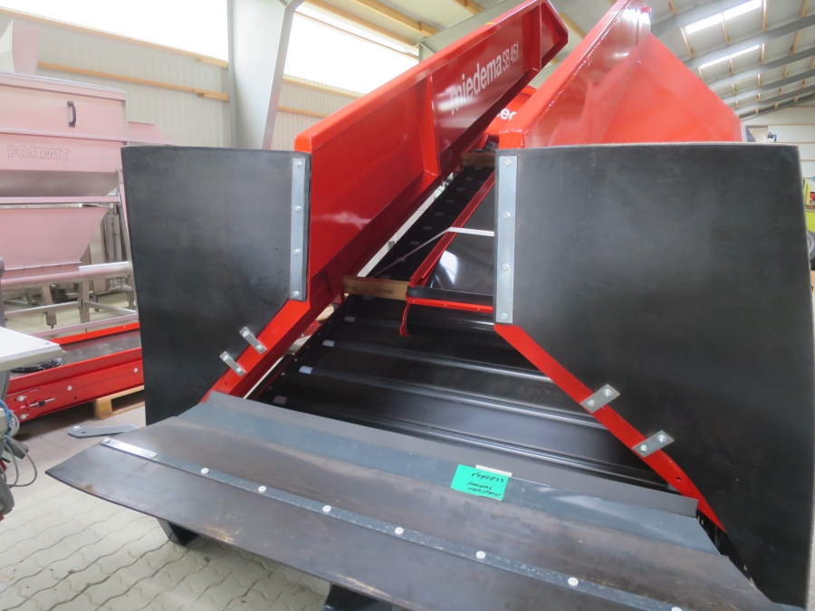 5243 Miedema SB451 receiving hopper