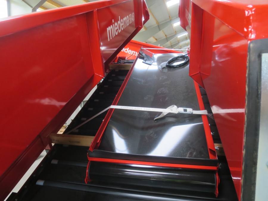 5243 Miedema SB451 receiving hopper