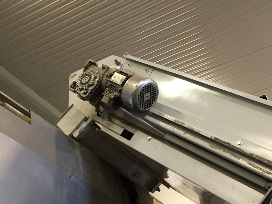 5248 Sorma S&B net clipping line with weigher