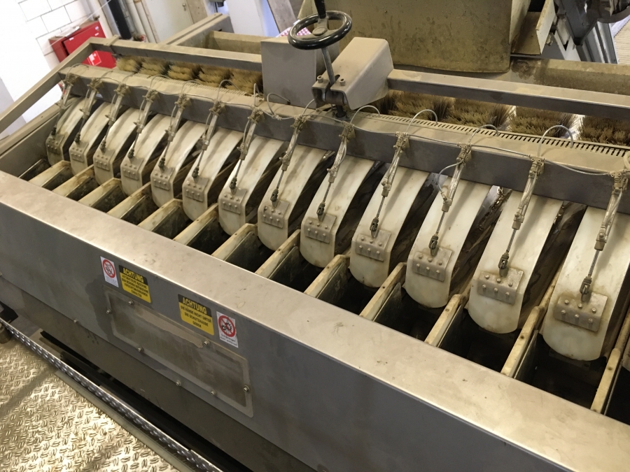 5248 Sorma S&B net clipping line with weigher