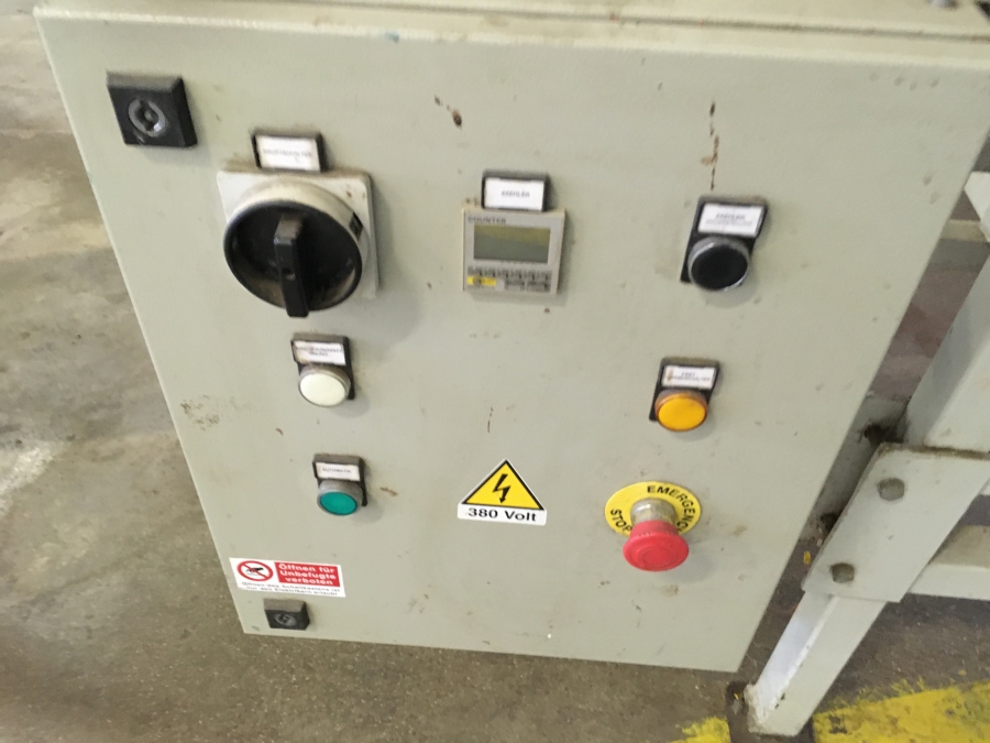 5248 Sorma S&B net clipping line with weigher