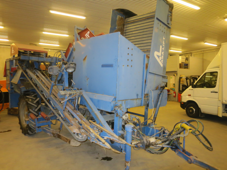 5277 Asa-Lift carrot harvester with bunker