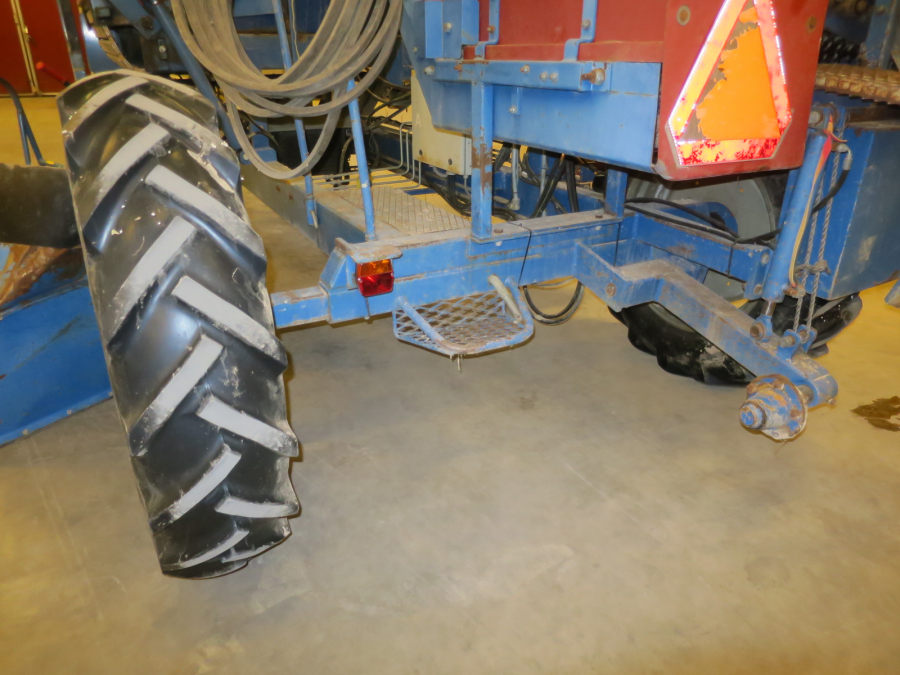 5277 Asa-Lift carrot harvester with bunker