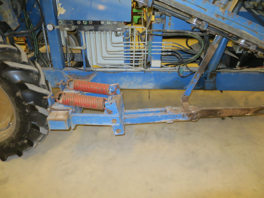 5277 Asa-Lift carrot harvester with bunker