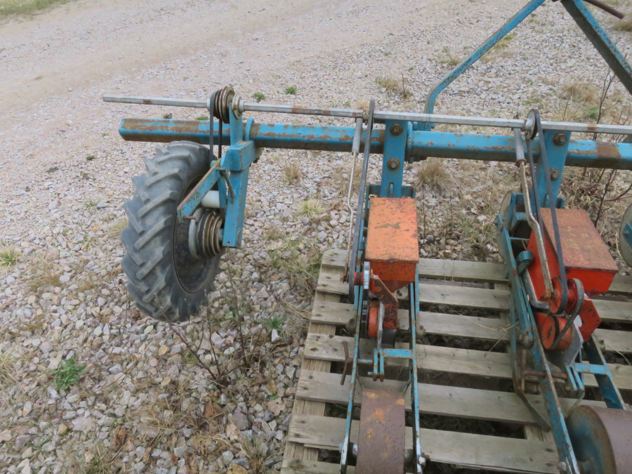 5372 Stanhay 3 row seeder