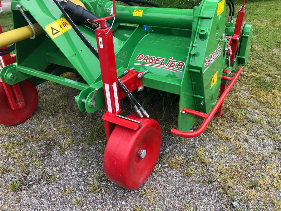 5450 Baselier cultivator with bedformer