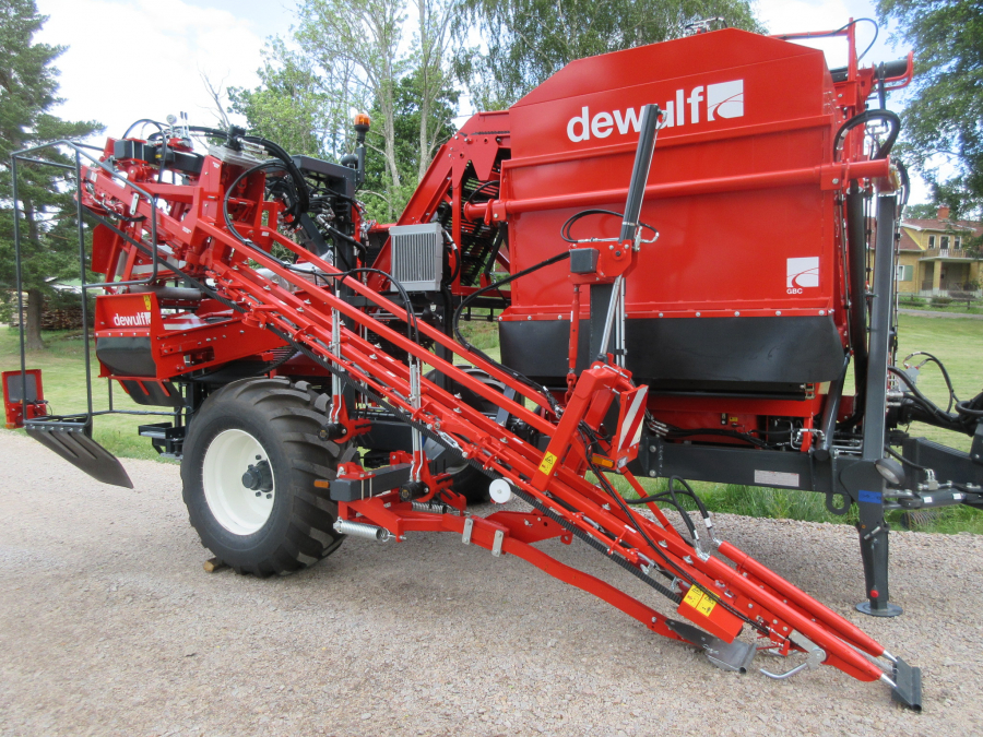 5481 Dewulf GBC carrot harvester with bunker