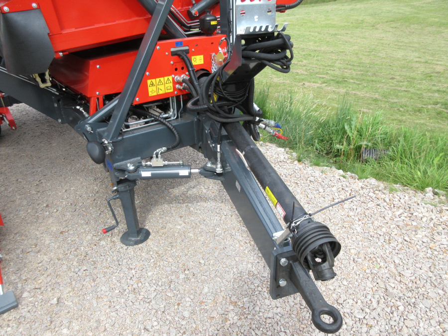 5481 Dewulf GBC carrot harvester with bunker