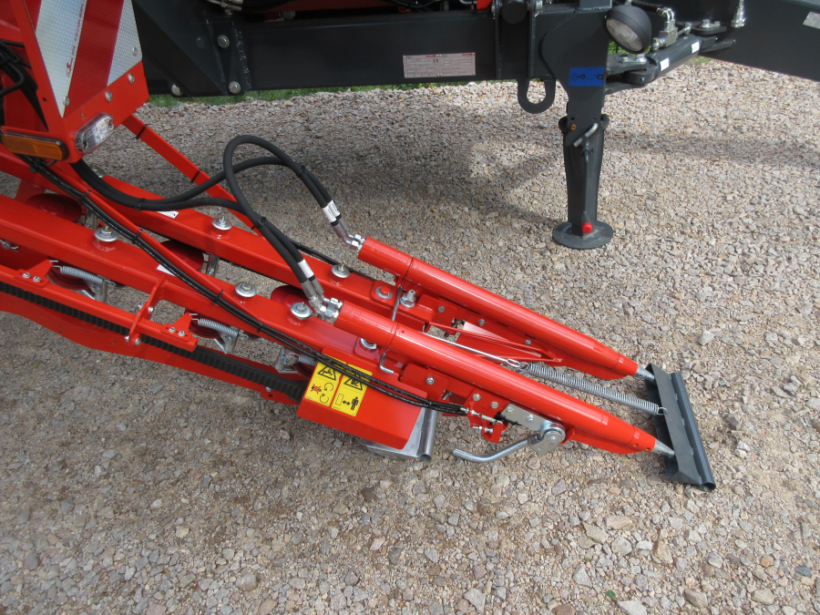 5481 Dewulf GBC carrot harvester with bunker