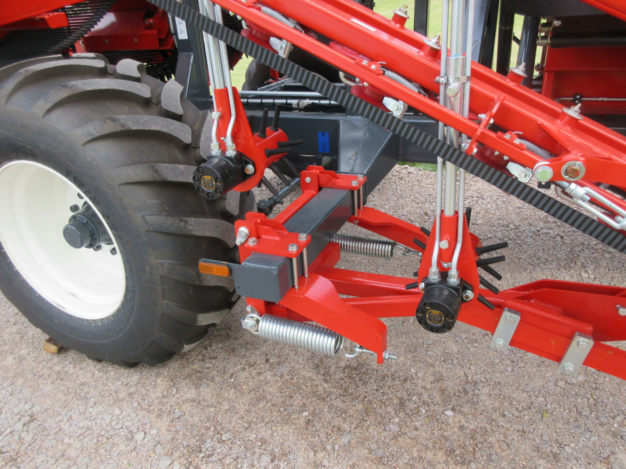 5481 Dewulf GBC carrot harvester with bunker