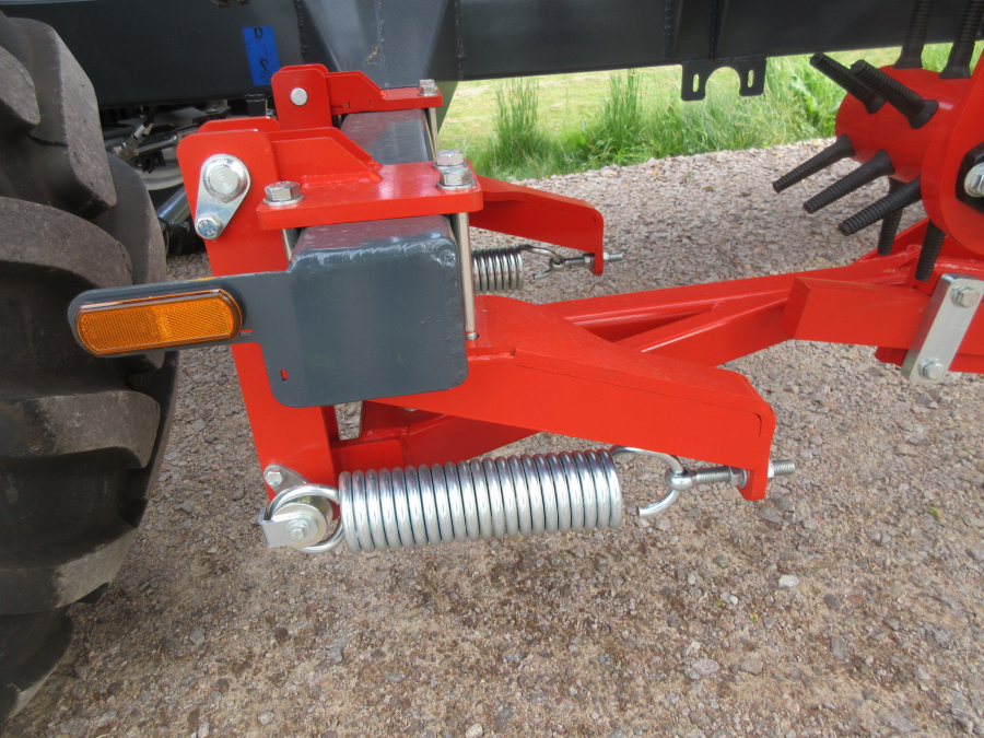 5481 Dewulf GBC carrot harvester with bunker
