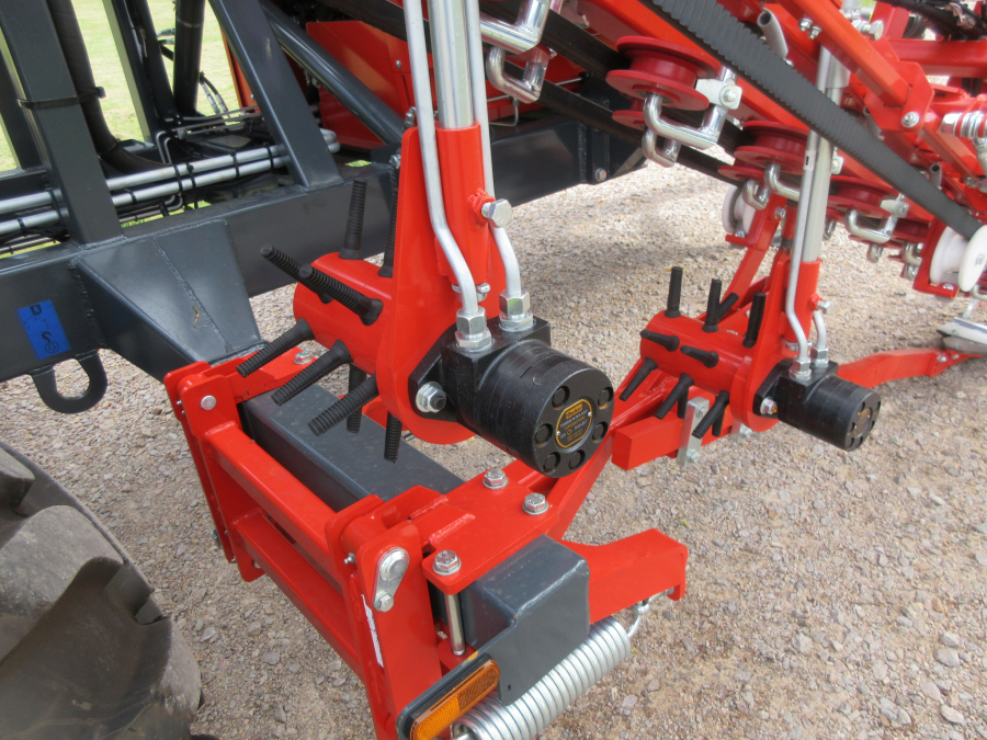 5481 Dewulf GBC carrot harvester with bunker