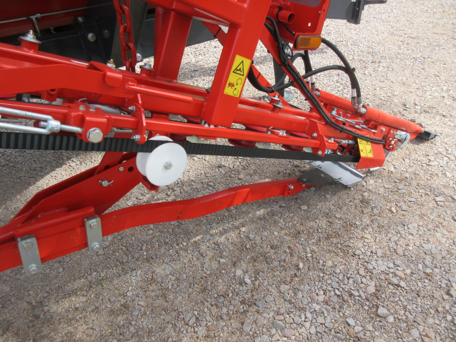 5481 Dewulf GBC carrot harvester with bunker