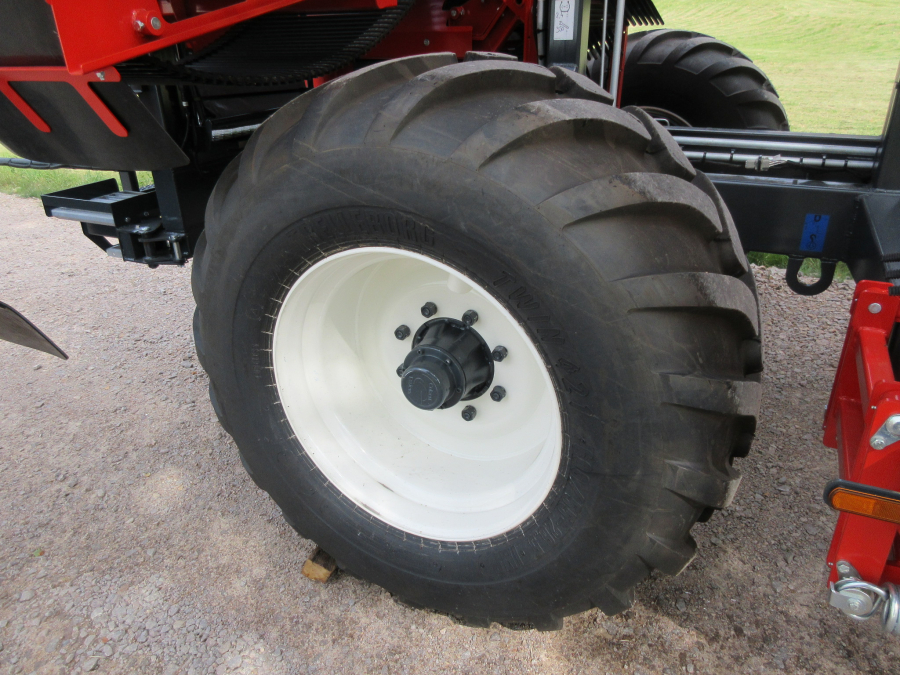 5481 Dewulf GBC carrot harvester with bunker