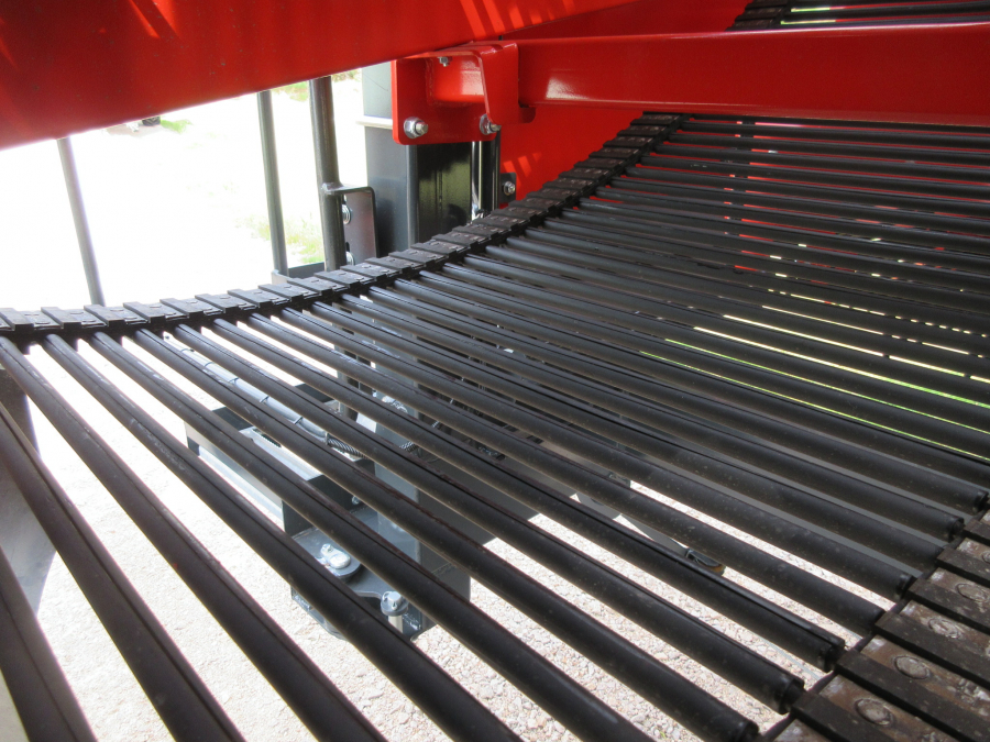 5481 Dewulf GBC carrot harvester with bunker