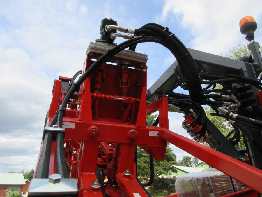 5481 Dewulf GBC carrot harvester with bunker