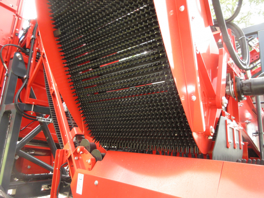 5481 Dewulf GBC carrot harvester with bunker