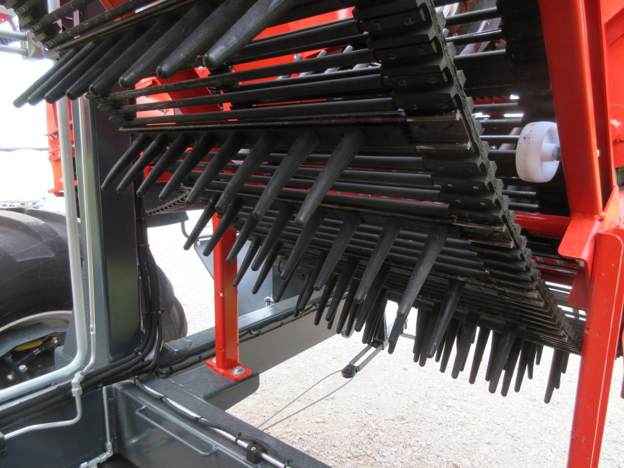 5481 Dewulf GBC carrot harvester with bunker