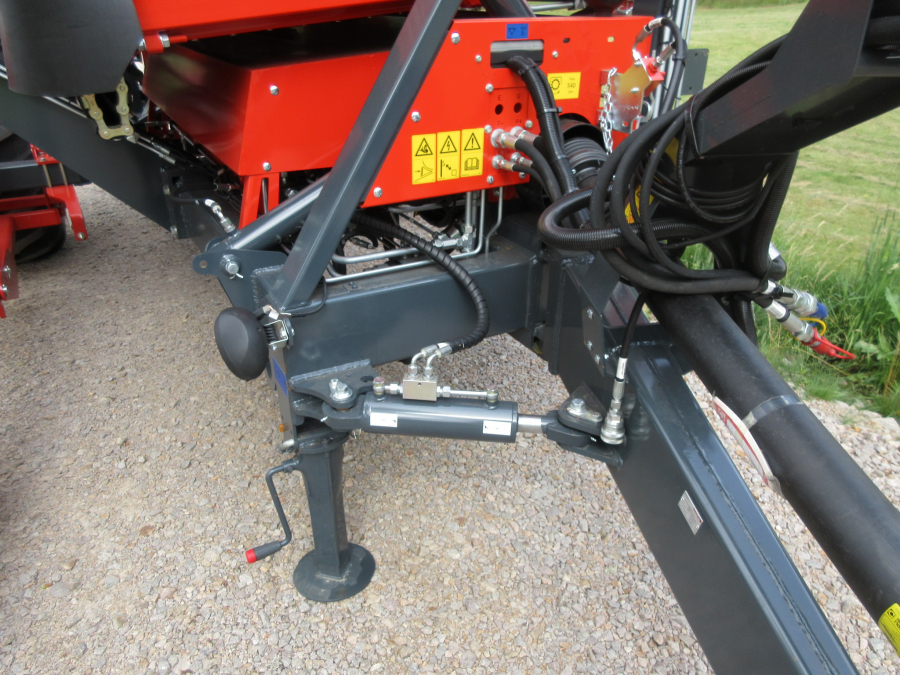 5481 Dewulf GBC carrot harvester with bunker