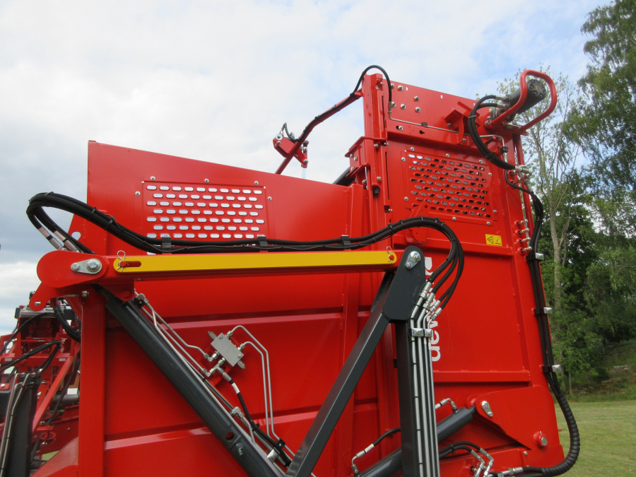 5481 Dewulf GBC carrot harvester with bunker