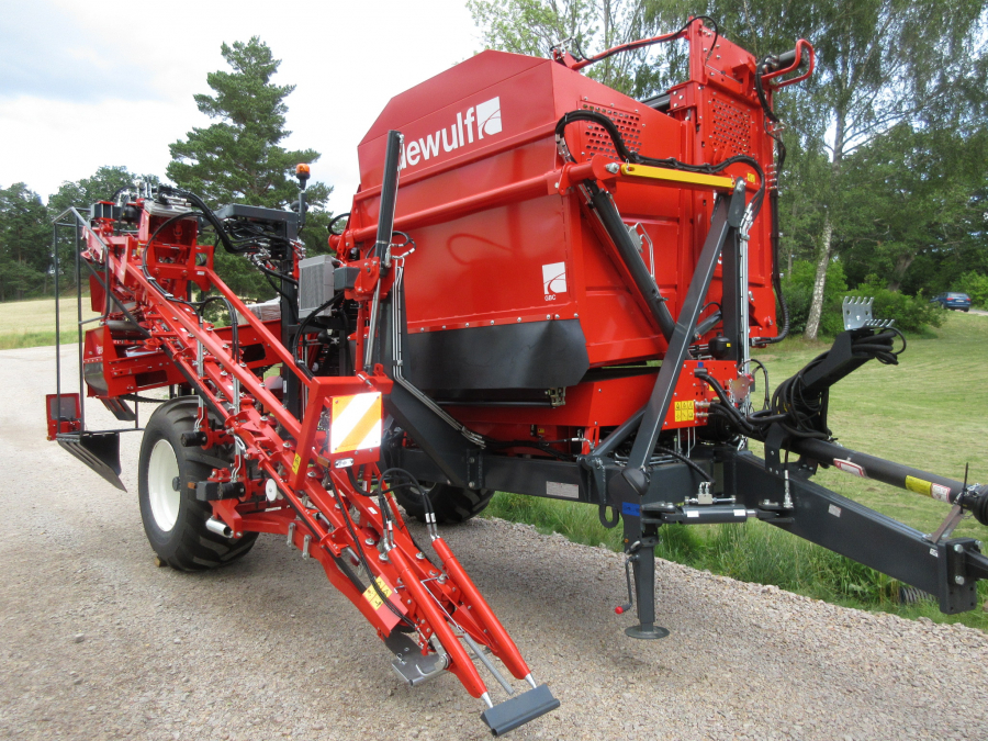 5481 Dewulf GBC carrot harvester with bunker