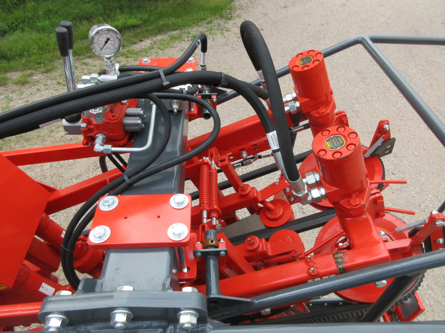 5481 Dewulf GBC carrot harvester with bunker