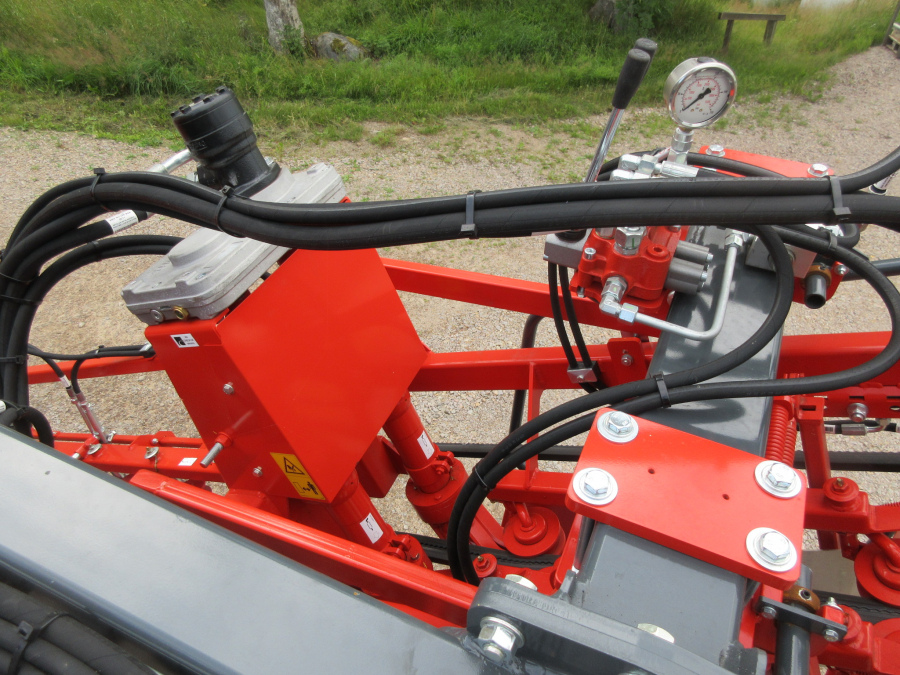 5481 Dewulf GBC carrot harvester with bunker