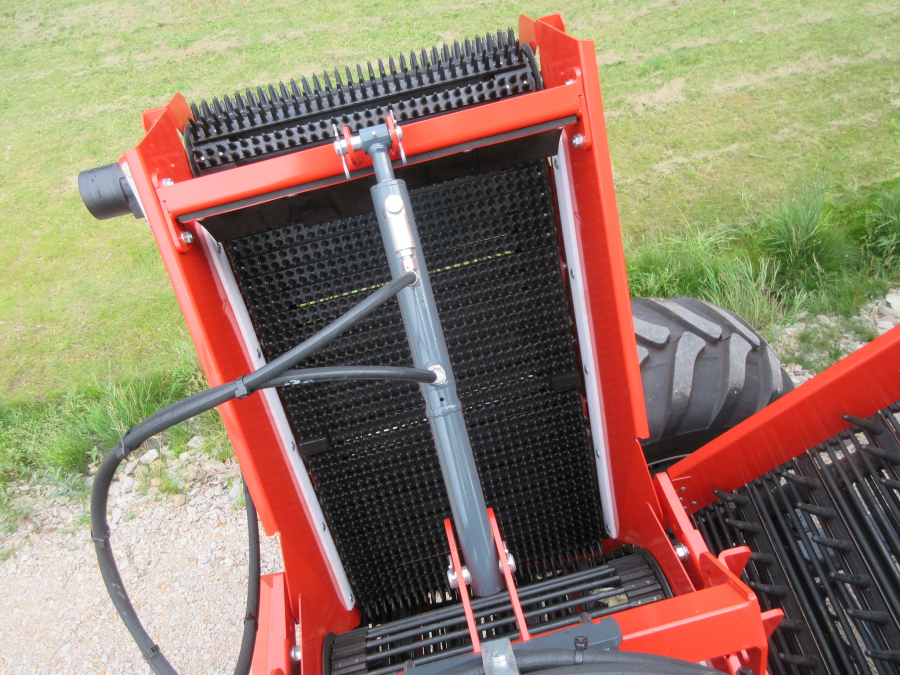 5481 Dewulf GBC carrot harvester with bunker