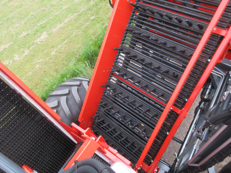 5481 Dewulf GBC carrot harvester with bunker
