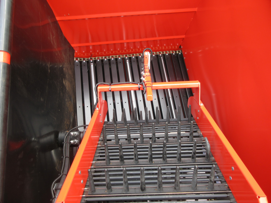 5481 Dewulf GBC carrot harvester with bunker