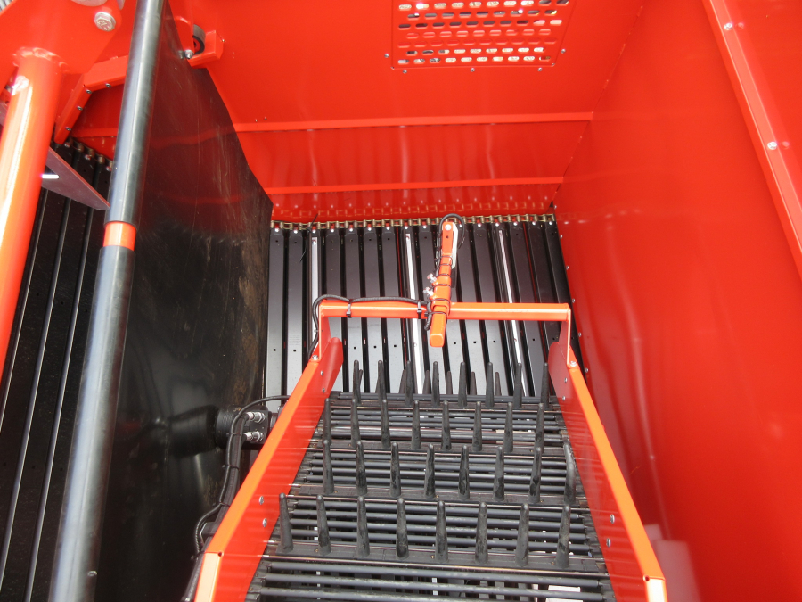 5481 Dewulf GBC carrot harvester with bunker