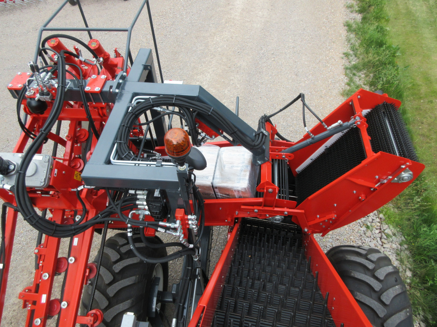 5481 Dewulf GBC carrot harvester with bunker