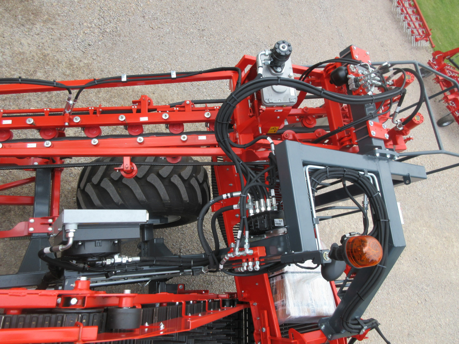5481 Dewulf GBC carrot harvester with bunker