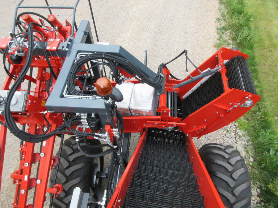 5481 Dewulf GBC carrot harvester with bunker