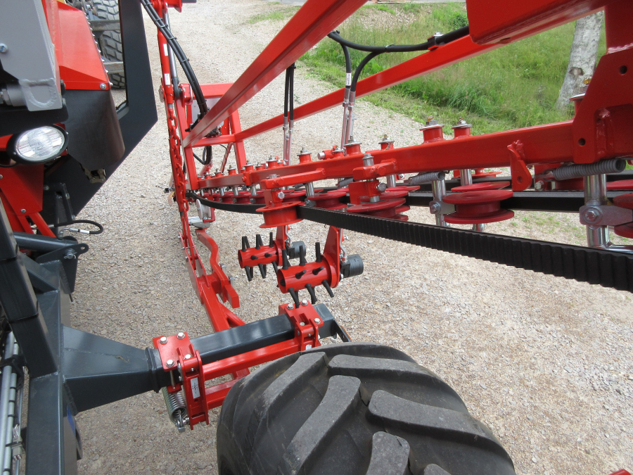 5481 Dewulf GBC carrot harvester with bunker