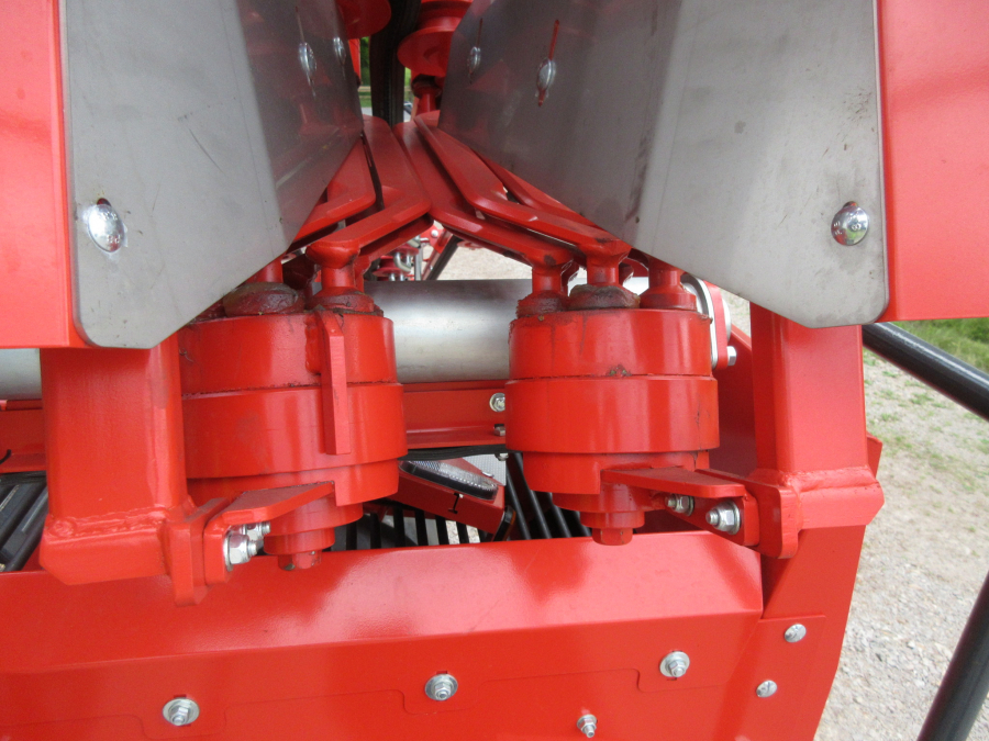 5481 Dewulf GBC carrot harvester with bunker