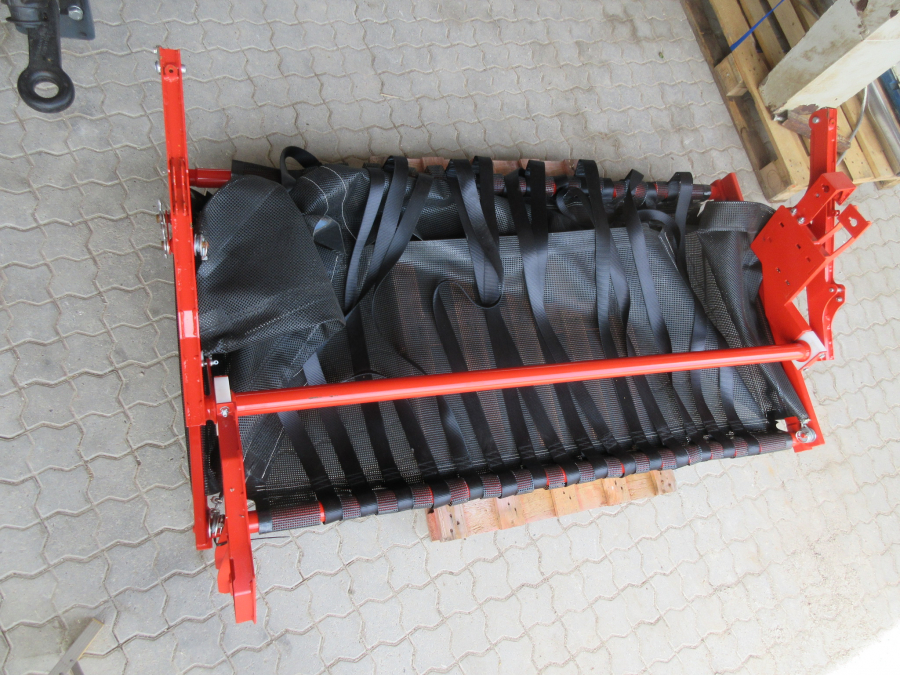 5481 Dewulf GBC carrot harvester with bunker