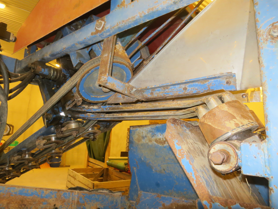 5490 Asa-Lift carrot harvester with bunker