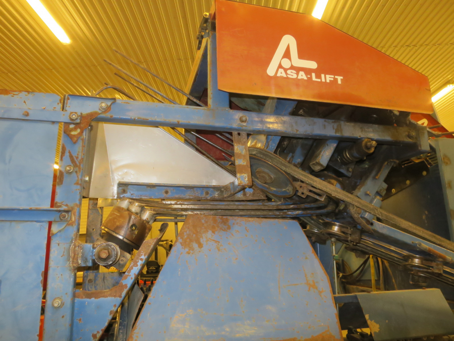 5490 Asa-Lift carrot harvester with bunker