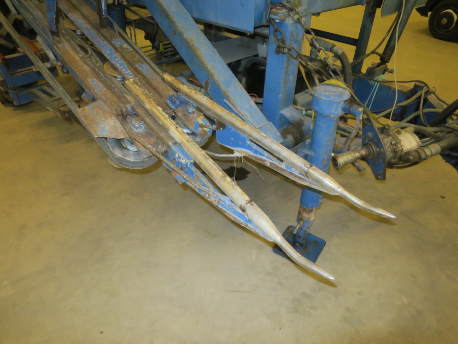 5490 Asa-Lift carrot harvester with bunker
