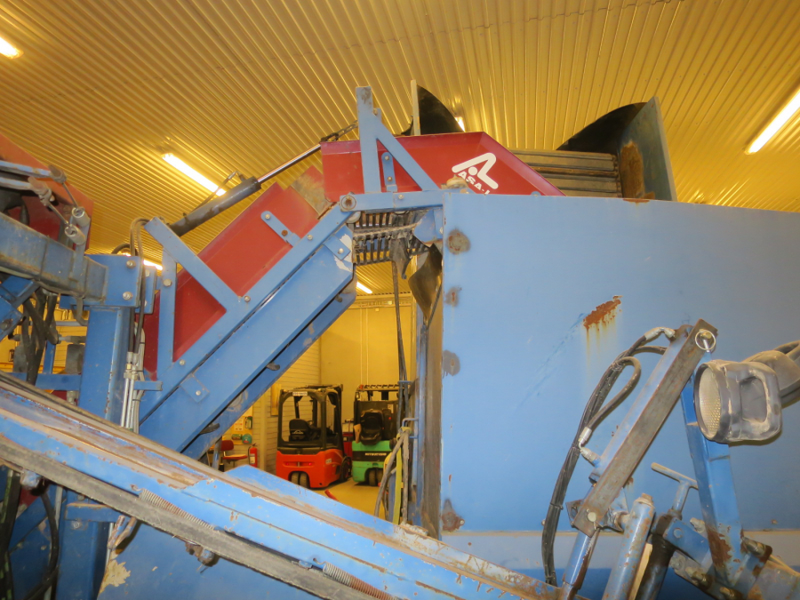 5490 Asa-Lift carrot harvester with bunker